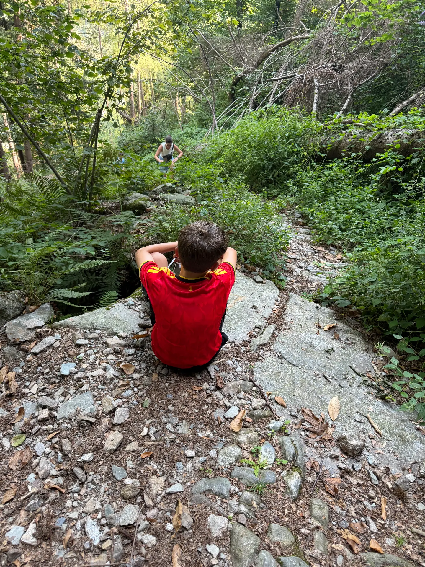 Kind onderweg op een pad in de Orobische Alpen
